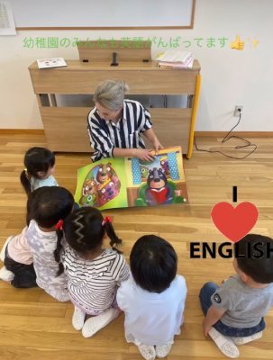 英語のレッスン中の子供た