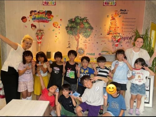 英語のレッスン中の子供たち