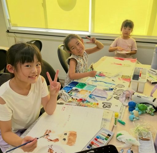 英語のレッスン中の子供たち