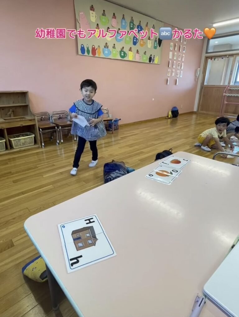 英語のレッスン中の子供たち