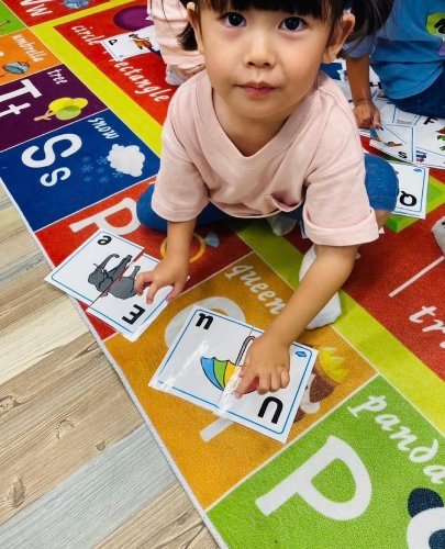 英語のレッスン中の子供た